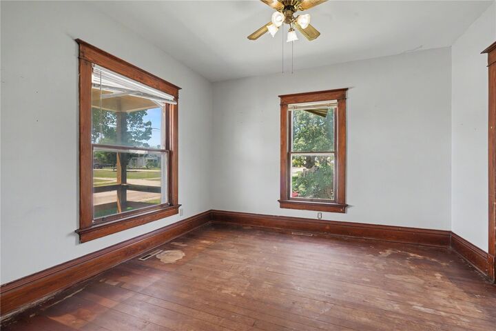 Property Photo:  718 10th Ave SW  IA 52404 