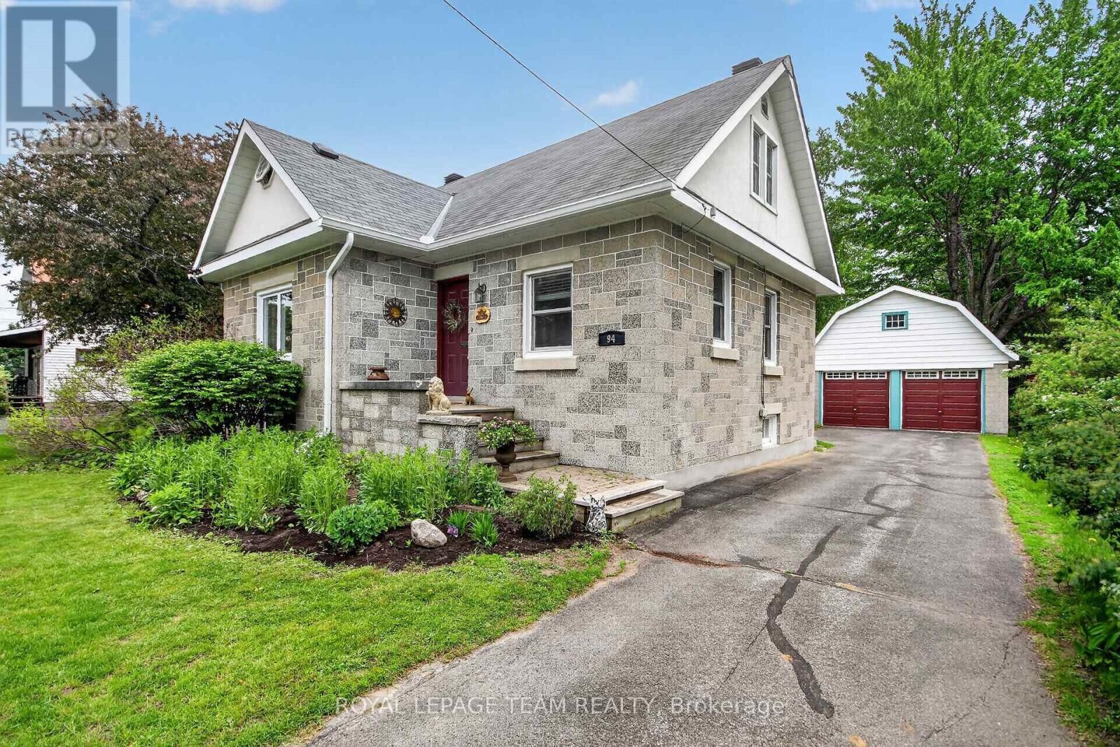 Property Photo: 94 Strachan Street ON K0A 2Z0