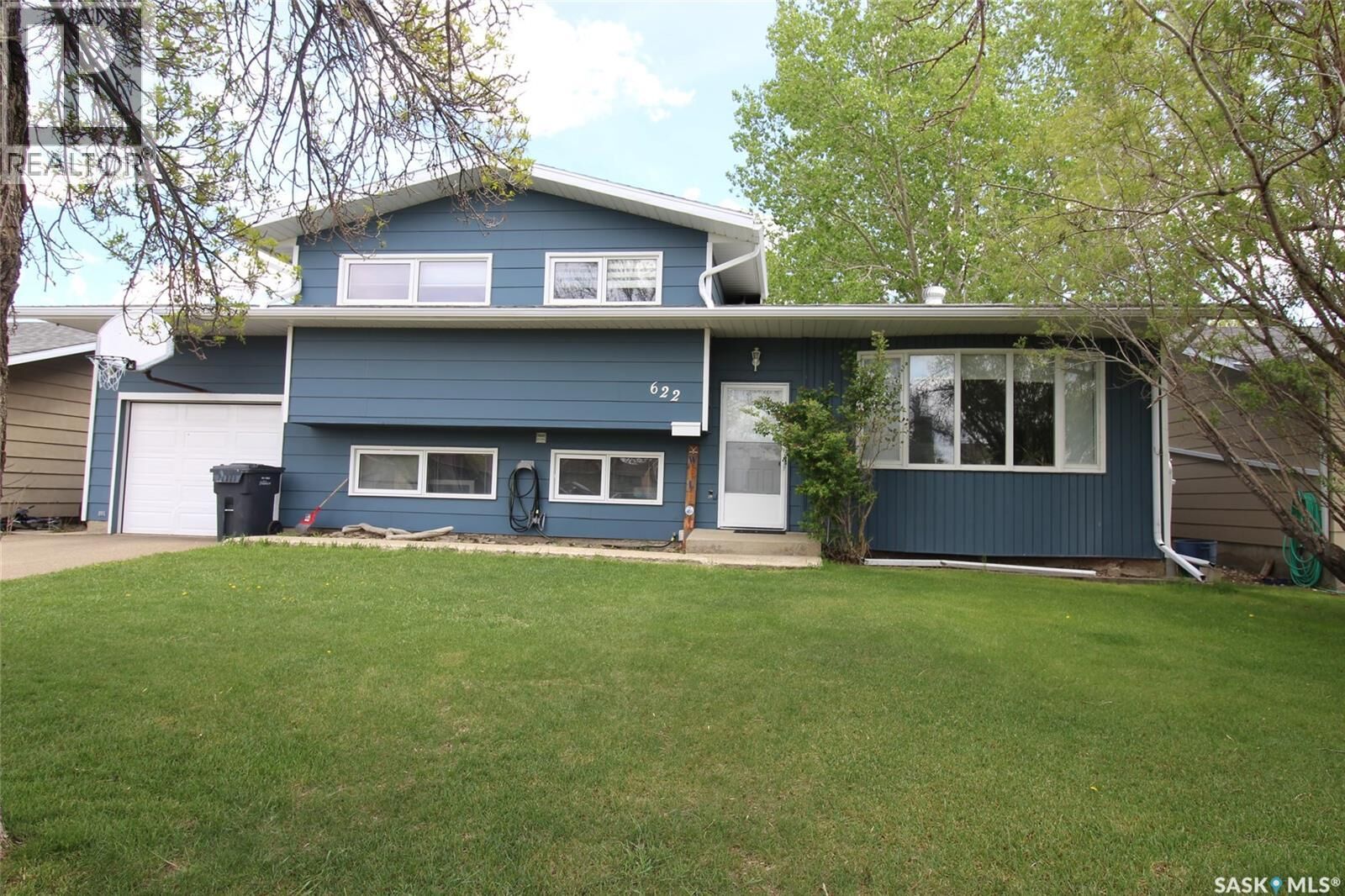 Property Photo:  622 9th Street W  SK S0N 2M0 