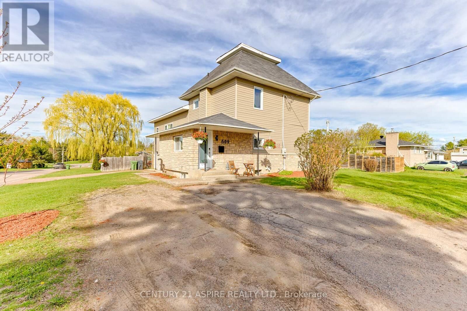 Property Photo:  509 Roy Street East  ON K8A 6R1 