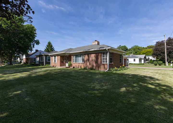 Property Photo:  1030 N 3rd Street  IA 52732 