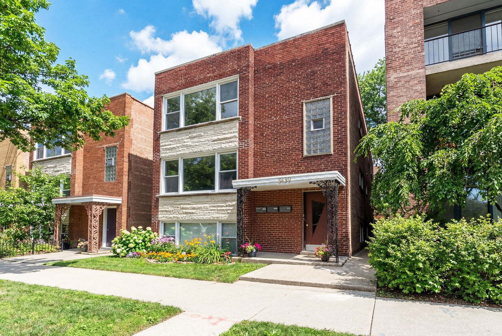 Property Photo: 5439 N Artesian Avenue 1 IL 60625