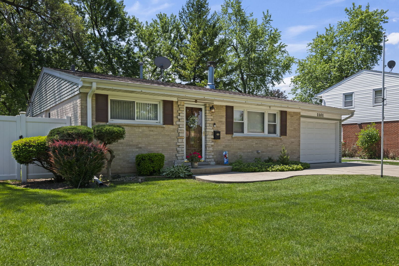 Property Photo:  1101 Anthony Road  IL 60090 