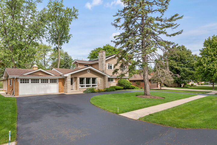 Property Photo: 606 Country Club Drive IL 60143
