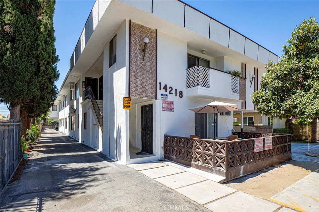 Property Photo:  14218 Sylvan Street  CA 91401 