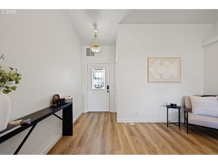 Property Photo:  1574 Calistoga Ct  OR 97402 