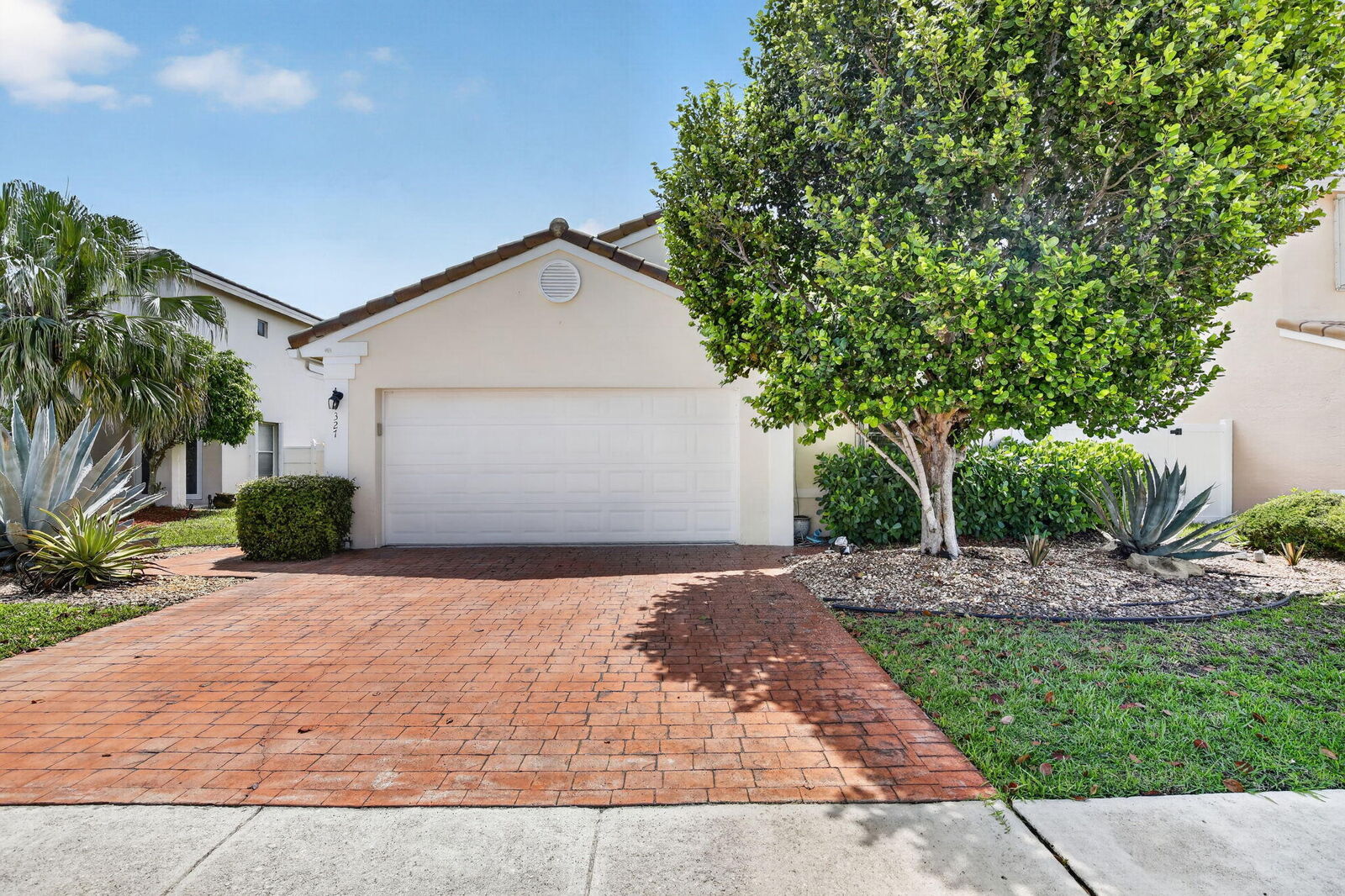 Property Photo:  327 SW 191st Terrace  FL 33029 