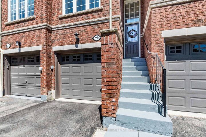 Property Photo:  435 Hensall Circle 29  ON L5A 4P1 