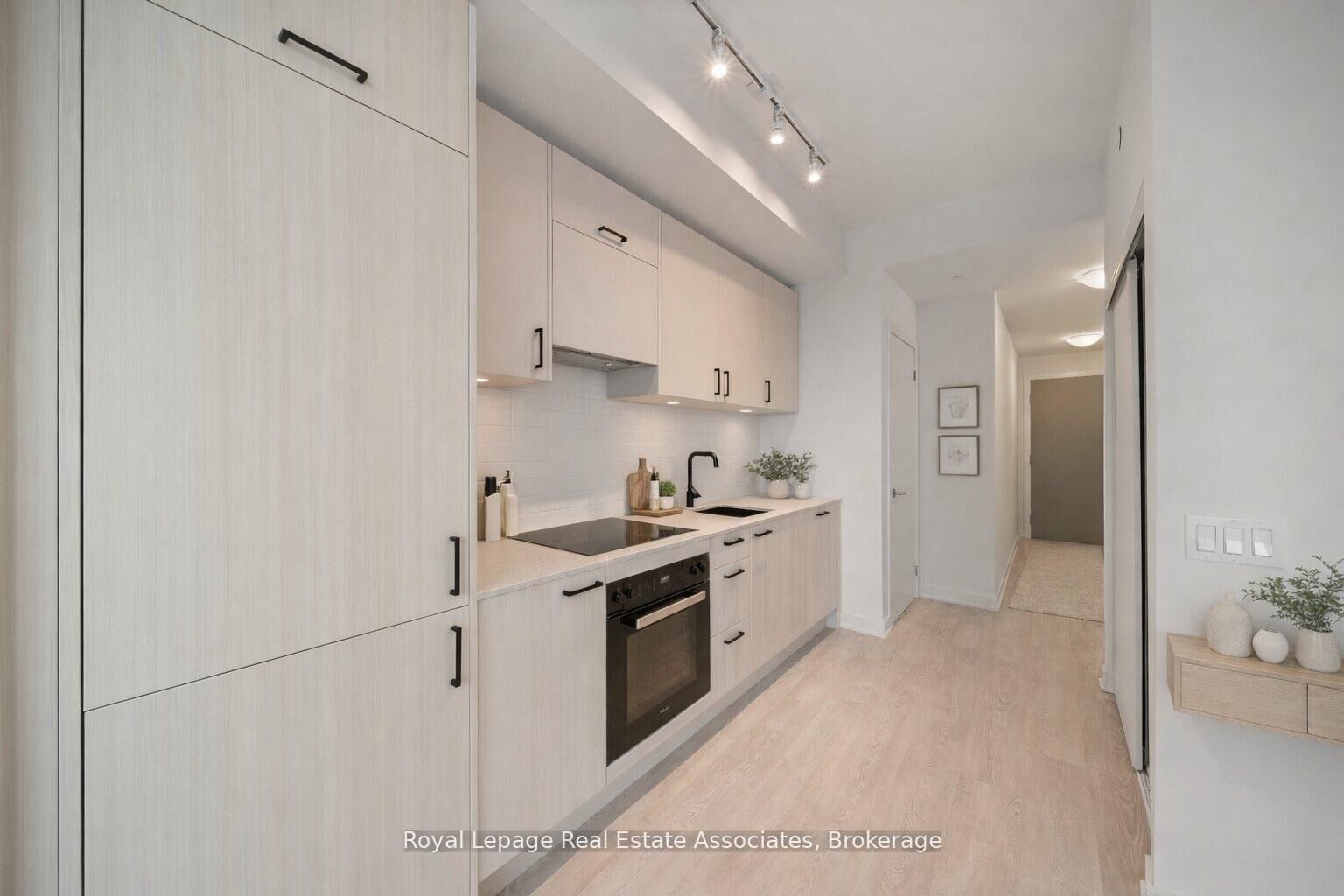 Property Photo:  1 Quarrington Lane 1004  ON M3C 0S4 