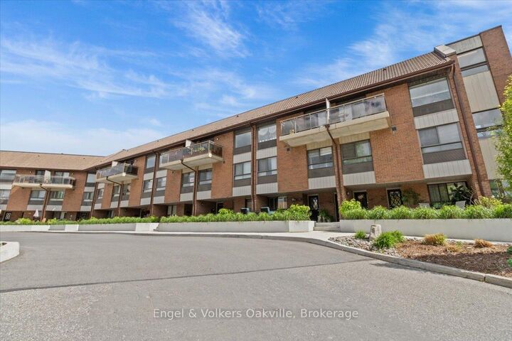 Property Photo:  1000 Cedarglen Gate 625  ON L5C 3Z5 