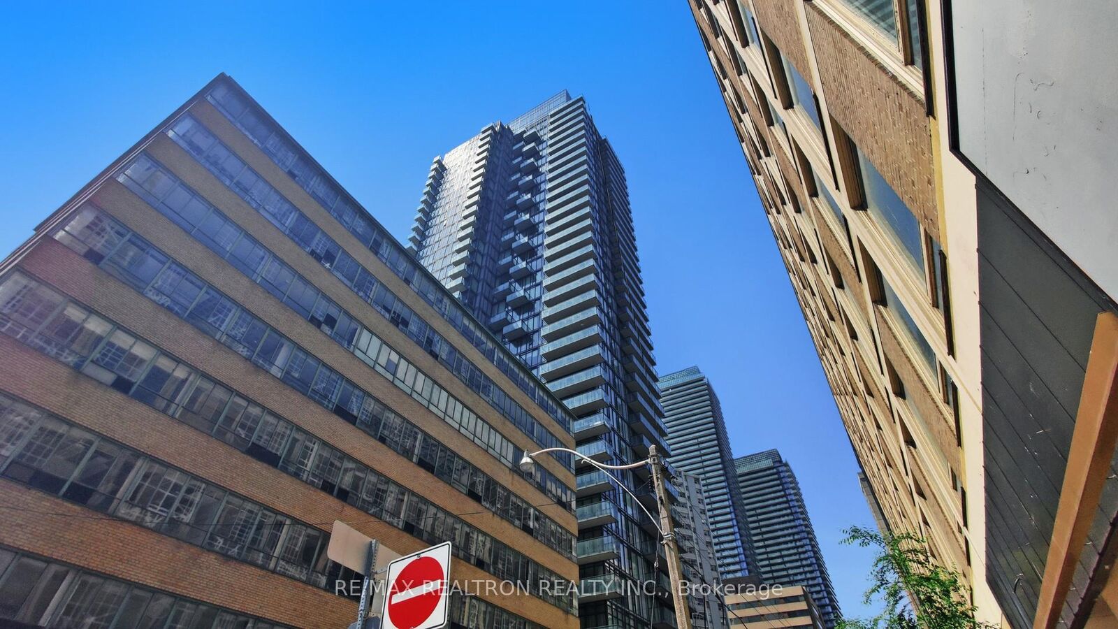 Property Photo: 75 St Nicholas Street 3208 ON M4Y 0A5