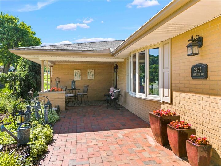 Property Photo:  2490 Jefferson Ave  PA 15301 