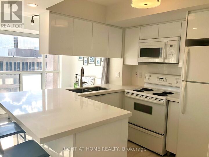 Property Photo:  909 Bay Street 1704  ON M5S 3G2 