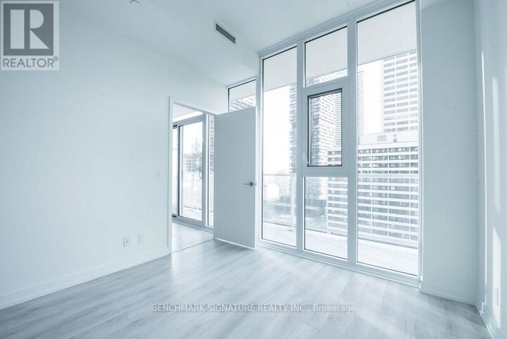 Property Photo:  33 Helendale Avenue 1109  ON M4R 0A4 