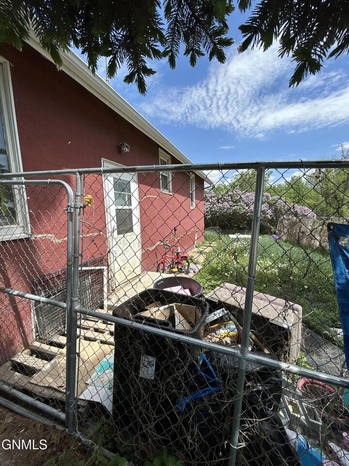 Property Photo: 422 1st Avenue E ND 58442
