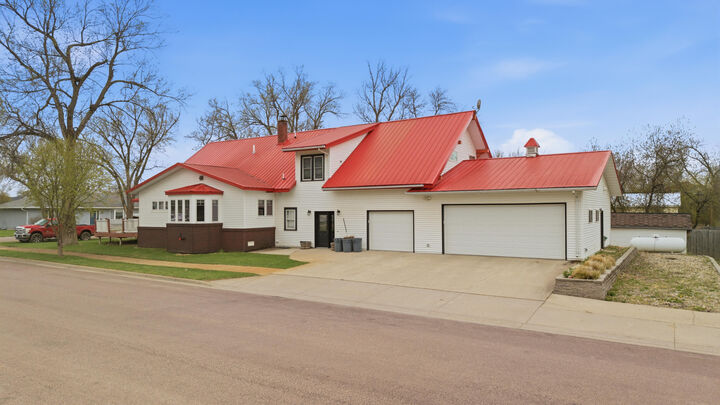 Property Photo:  315 E 4th Avenue  SD 57445 