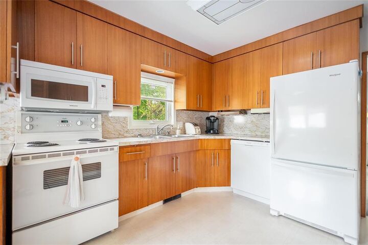 Property Photo:  659 Isbister Street  MB R2Y 1P9 