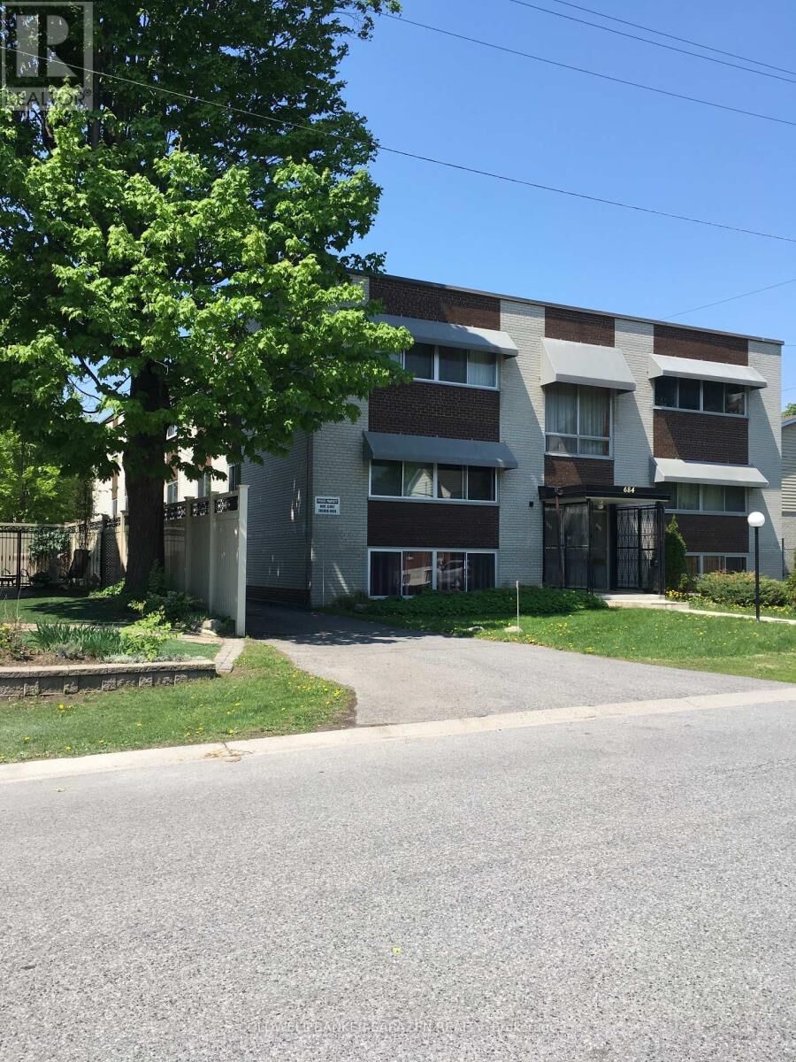 Property Photo:  684 Tweedsmuir Avenue  ON K1Z 5P6 