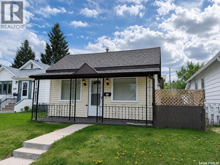 Property Photo:  415 8th Street E  SK S6V 0V8 