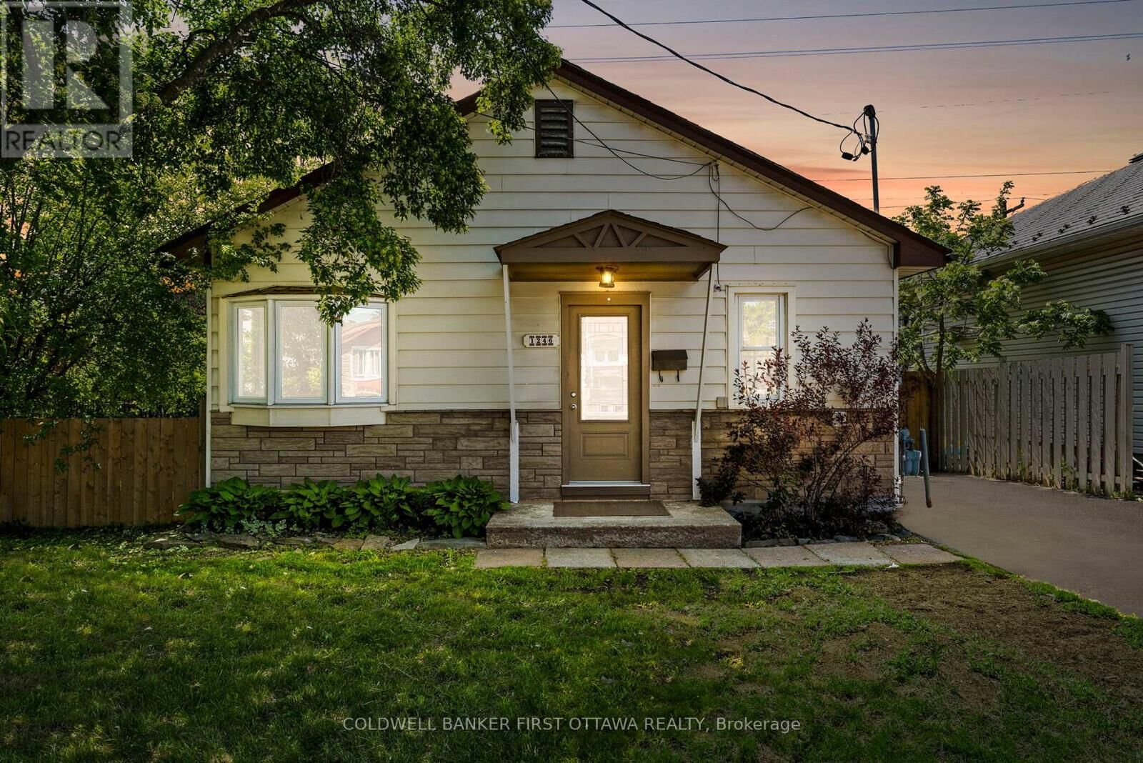 Property Photo:  1246 Kitchener Avenue  ON K1V 6W5 
