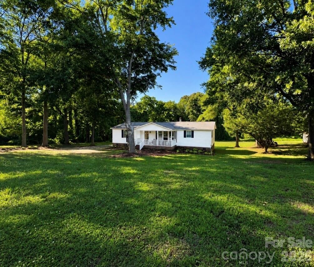 Property Photo: 428 E Club Drive NC 28054