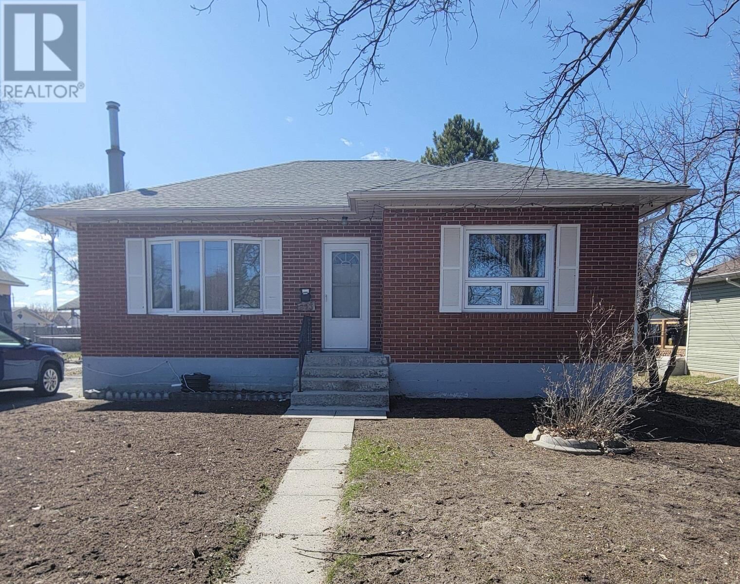 Property Photo:  813 Phair Ave  ON P9A 2M5 