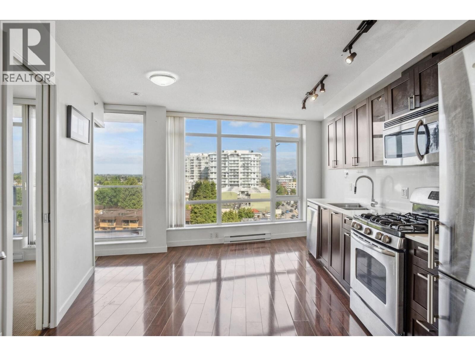 Property Photo:  4815 Eldorado Mews 810  BC V5R 0B2 