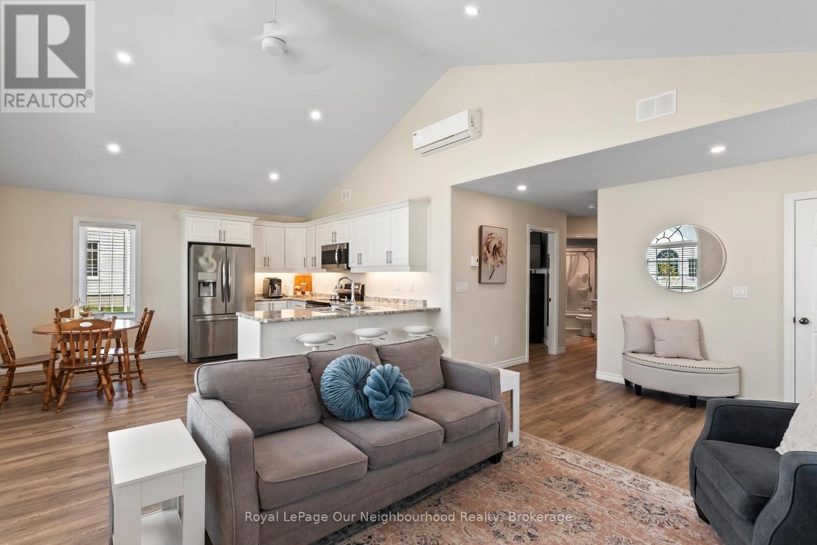 Property Photo:  300 Croft Street 1602  ON L1A 0E1 