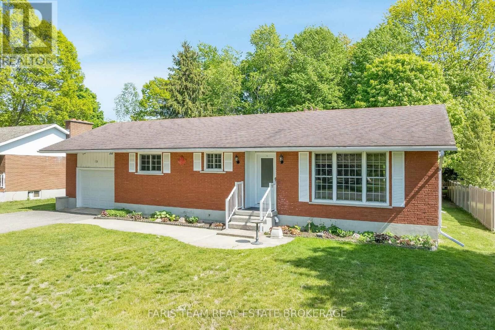 Property Photo:  19 Maplegate Road  ON L0L 2T0 