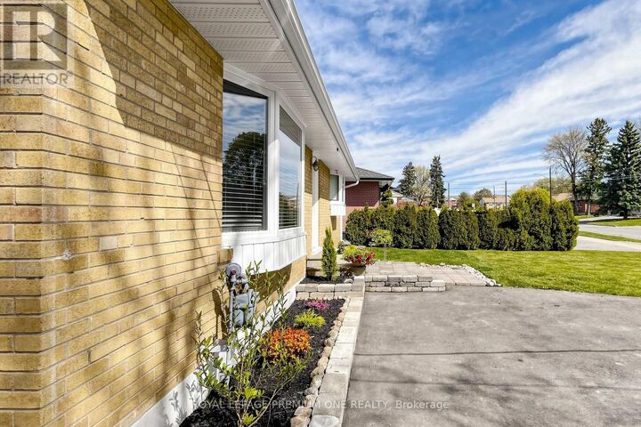 Property Photo:  72 Thornton Avenue  ON L3Z 1N4 