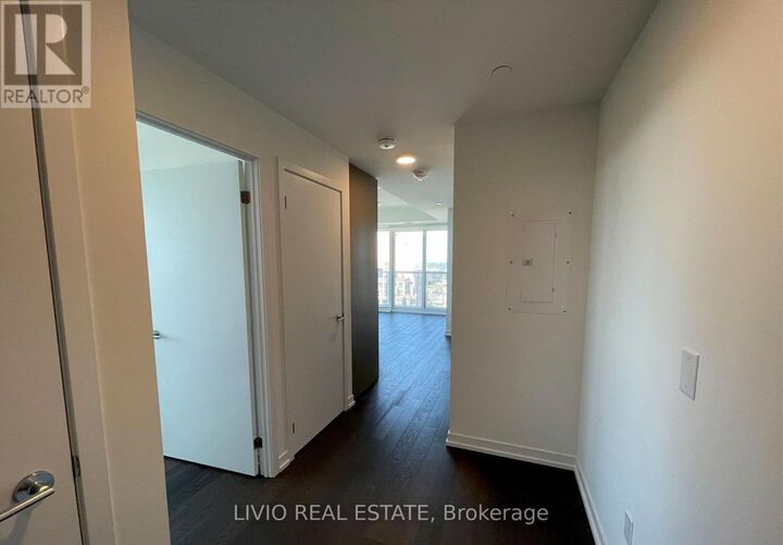 Property Photo:  4065 Confederation Parkway 3204  ON L5B 0L4 