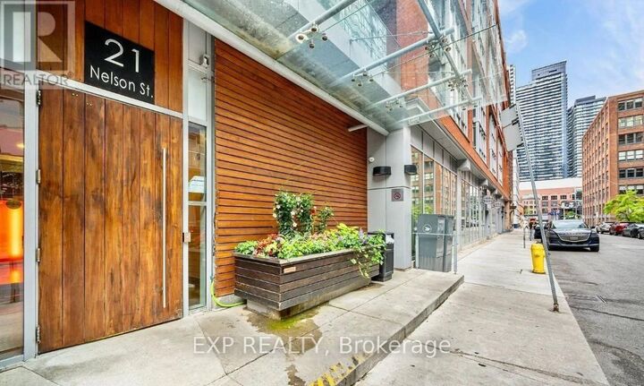 Property Photo:  21 Nelson Street 823  ON M5V 3H9 