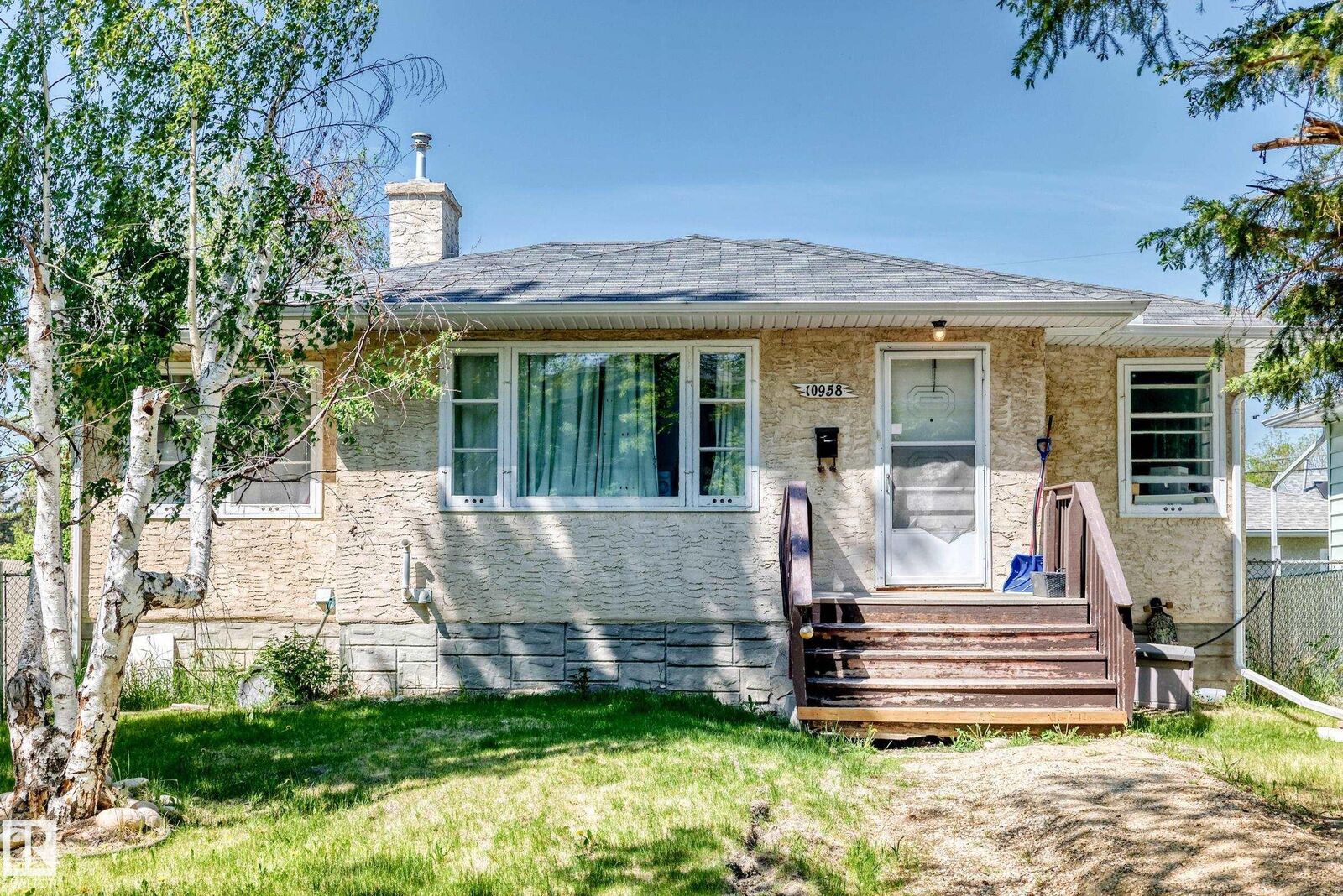 Property Photo:  10958 65 Avenue NW  AB T6H 4R6 