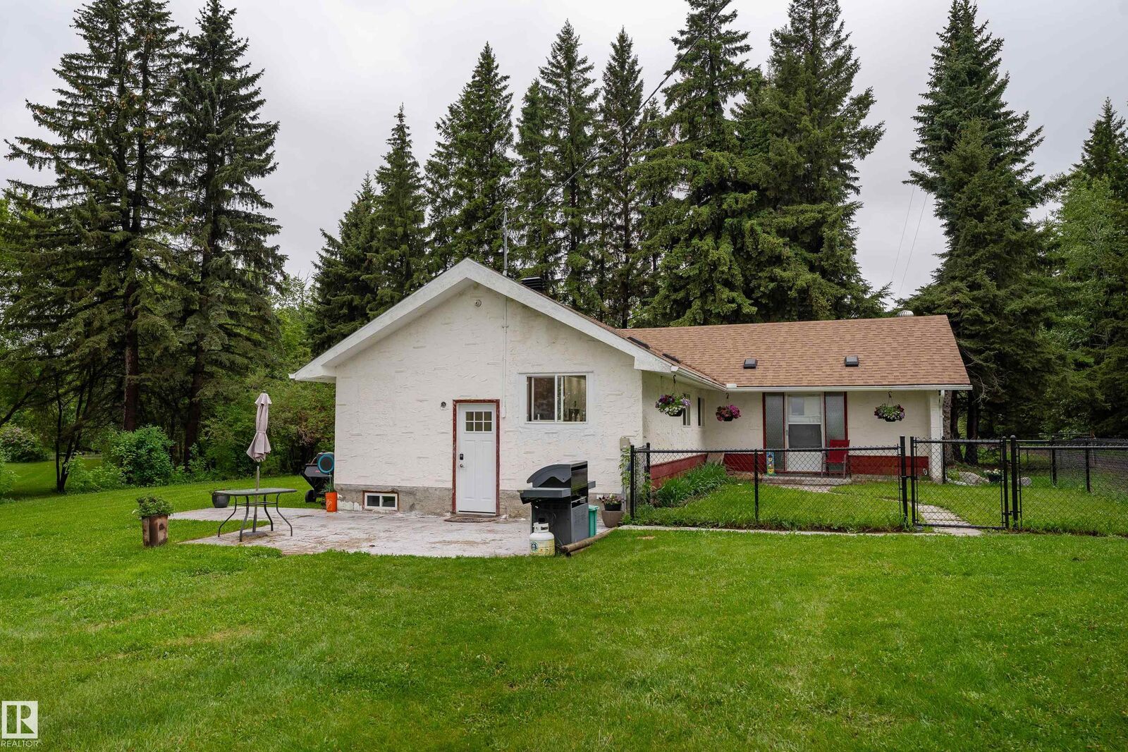 Property Photo:  531031 Range Road 195  AB T0B 4R0 