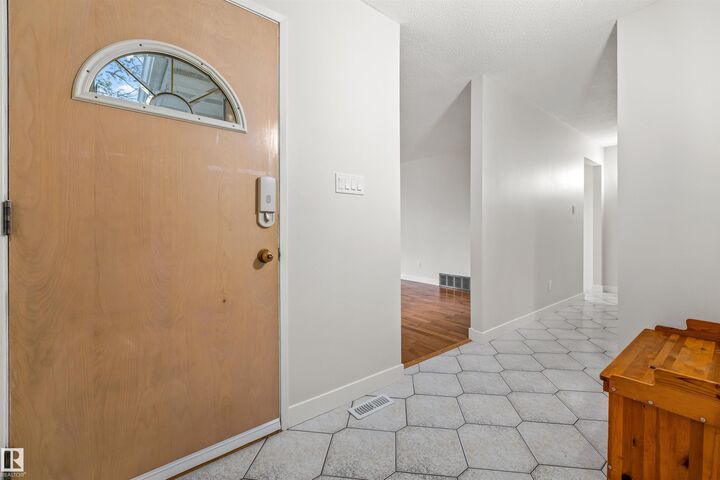 Photo de la propriété:  4 Bennett Place  AB T8N 2K2 