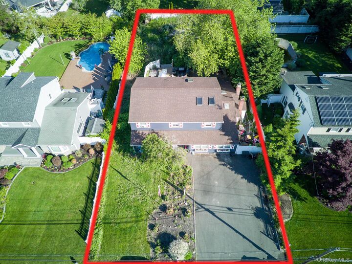 Property Photo:  42 Ludlow Way  NY 11769 