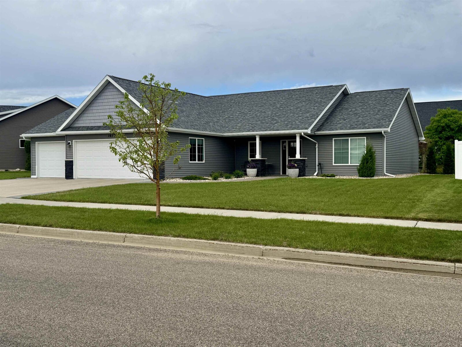 Property Photo:  1617 SE Valley Bluffs Dr  ND 58701 