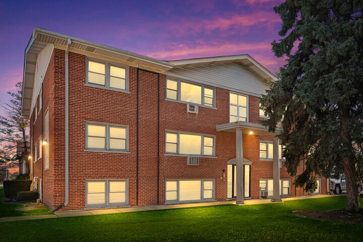 Property Photo: 10121 Hartford Court 1B IL 60176