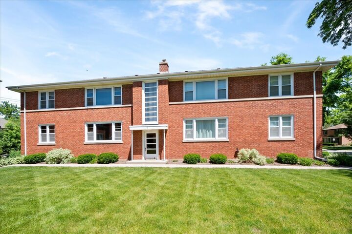 Property Photo: 12 N Home Avenue 2W IL 60068