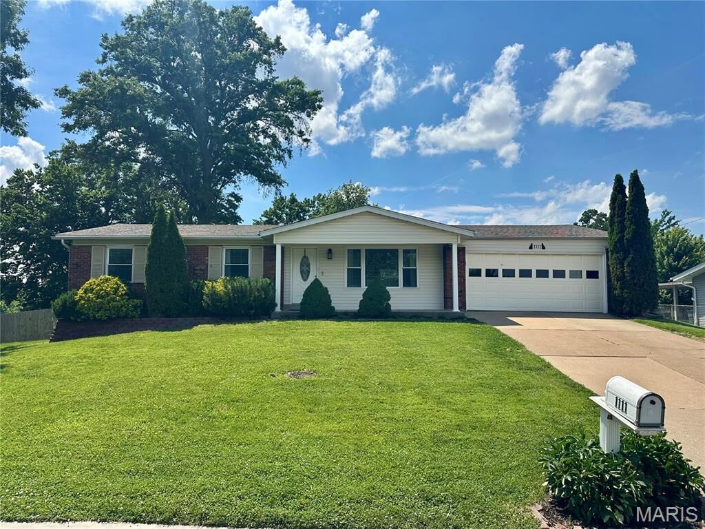 Property Photo:  1111 Sandstone Drive  MO 63146 