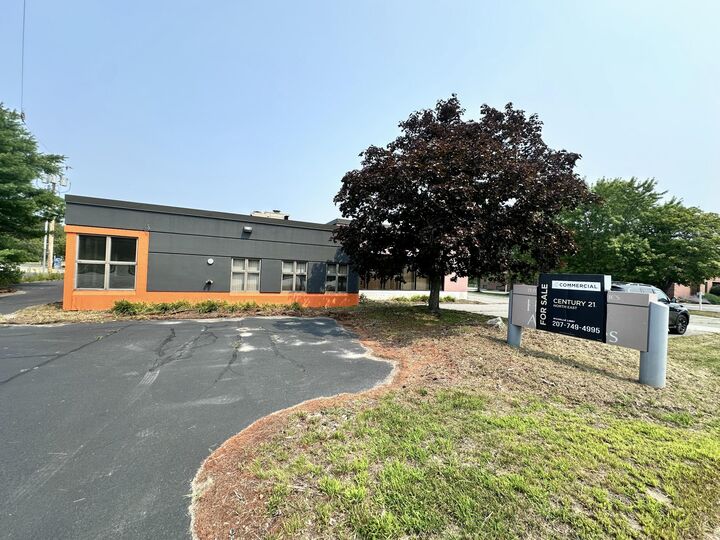 Property Photo:  637 Minot Avenue  ME 04210 