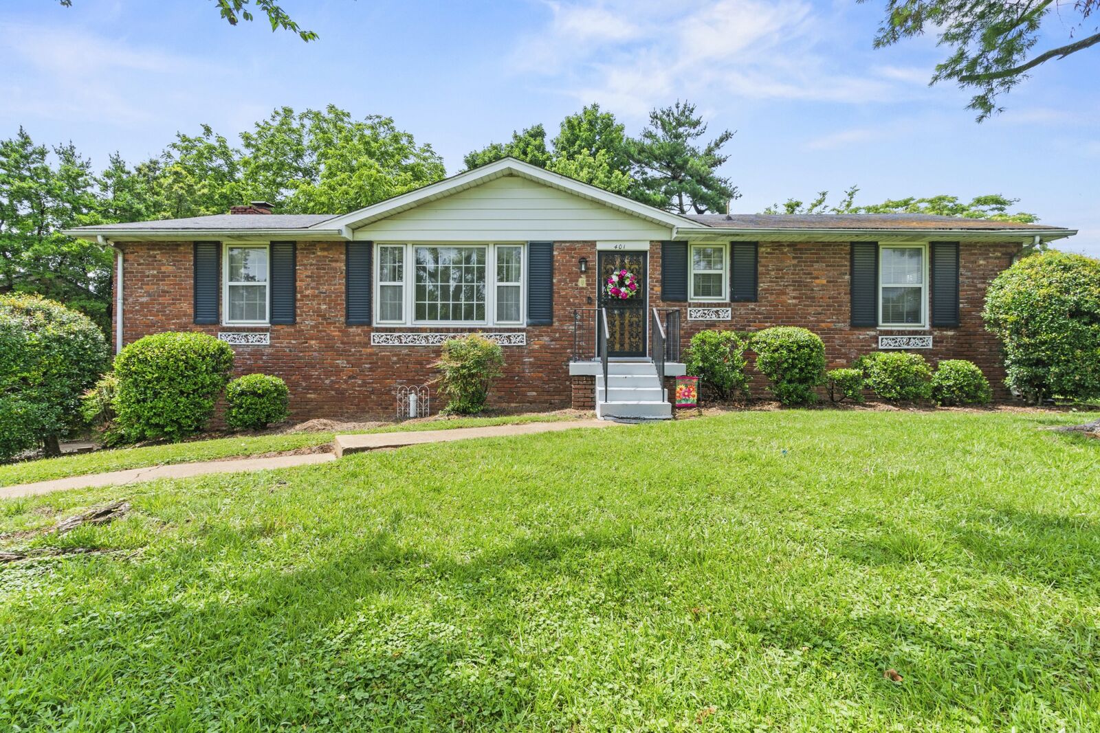 Property Photo:  401 Glenpark Dr  TN 37217 
