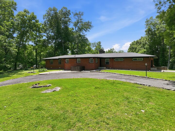 Property Photo: 412 S Valley Rd TN 37160