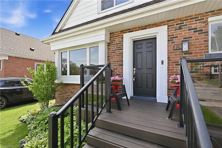 Property Photo:  18 Ipswich Place  ON L8K 3E7 
