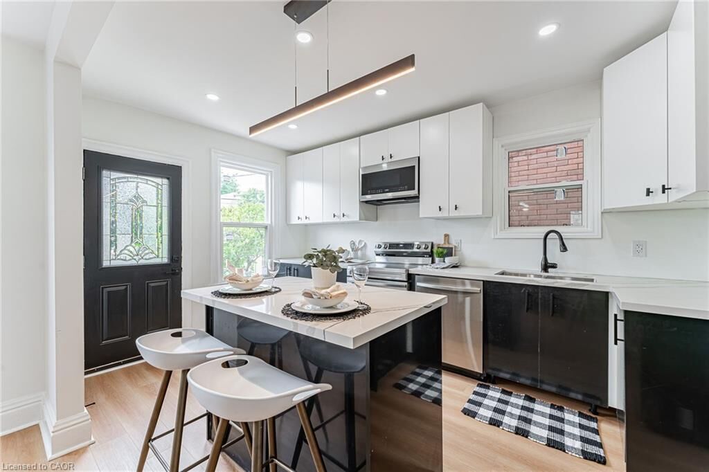 Property Photo:  15 Barnesdale Avenue N 1  ON L8L 6R4 