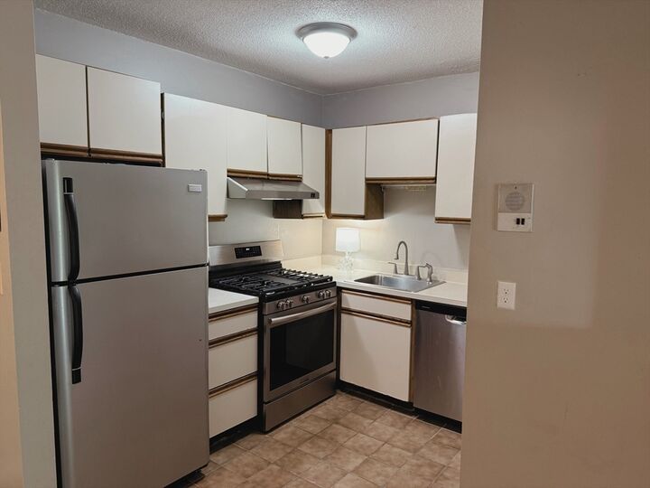 Property Photo: 685 Oak 5-10 MA 02301