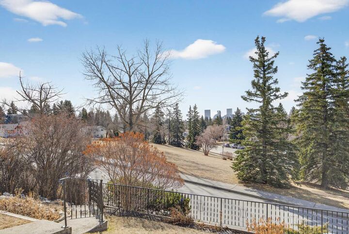 Property Photo:  1124 31 Avenue NW  AB T2K 0A9 