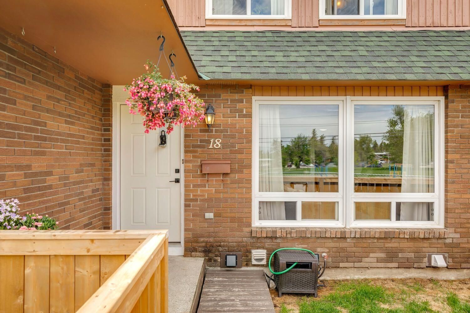 Photo de la propriété:  11240 6 Street SW 18  AB T2W 1V9 