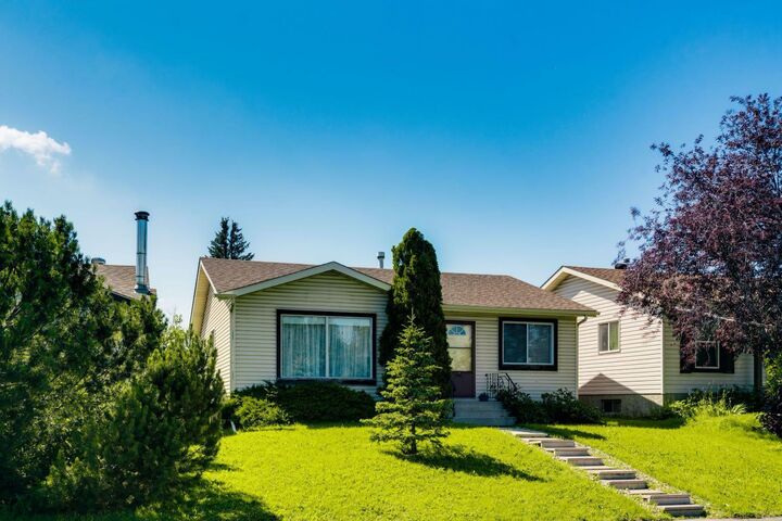 Property Photo:  127 Falshire Way NE  AB T3J 2C7 
