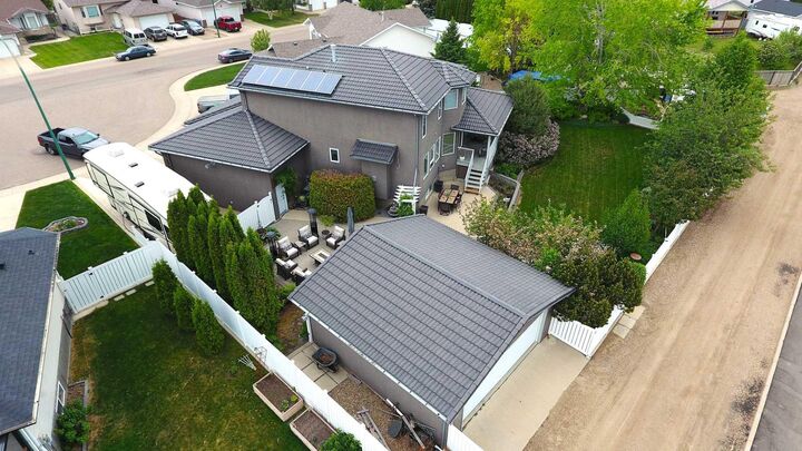Property Photo:  447 Spruce Way SE  AB T1B 4L5 